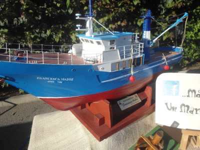 ...per poi passare al grande e variopinto peschereccio �Francesca Madre�